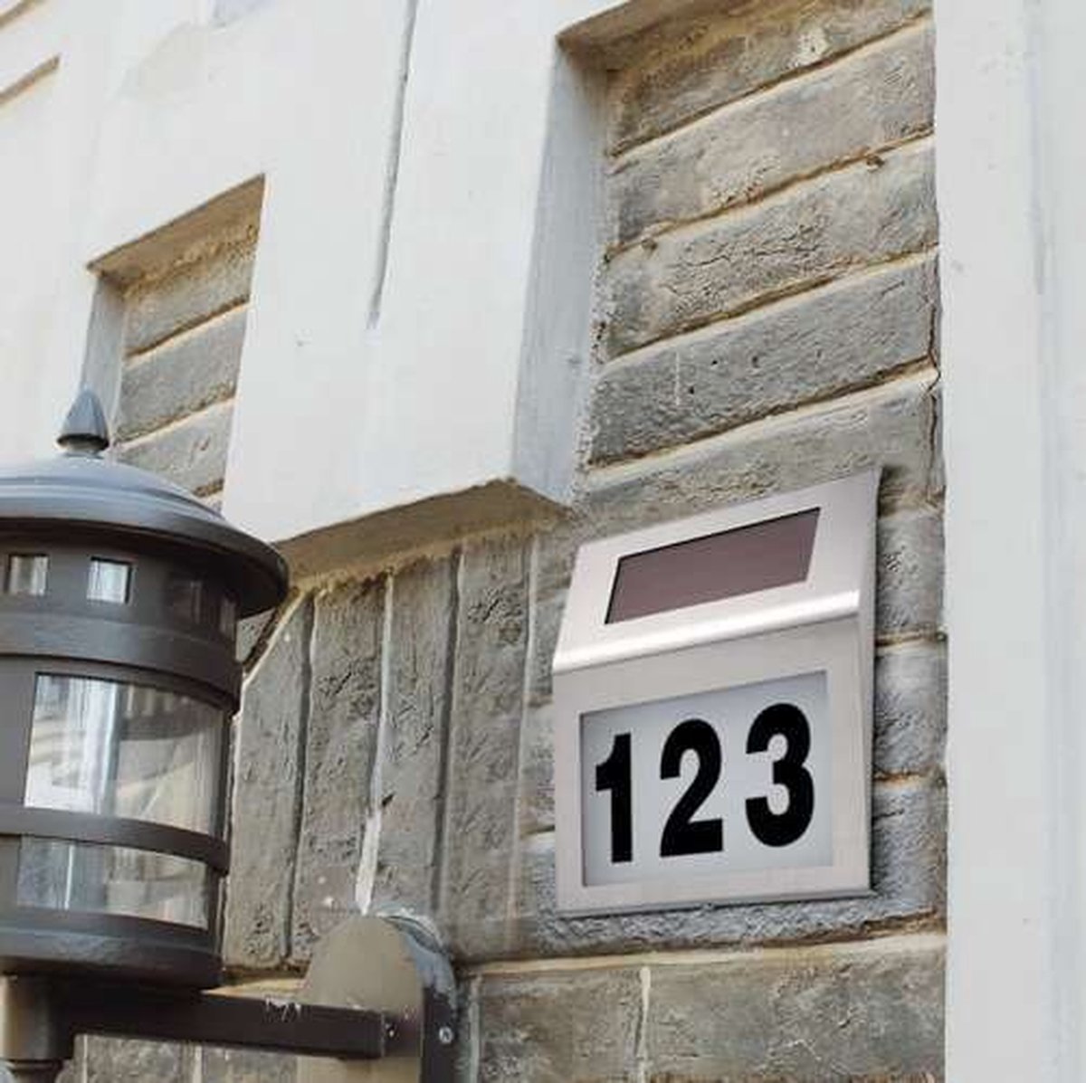 Izoxis Zilver huisnummer met schemersensor en zonnepaneel