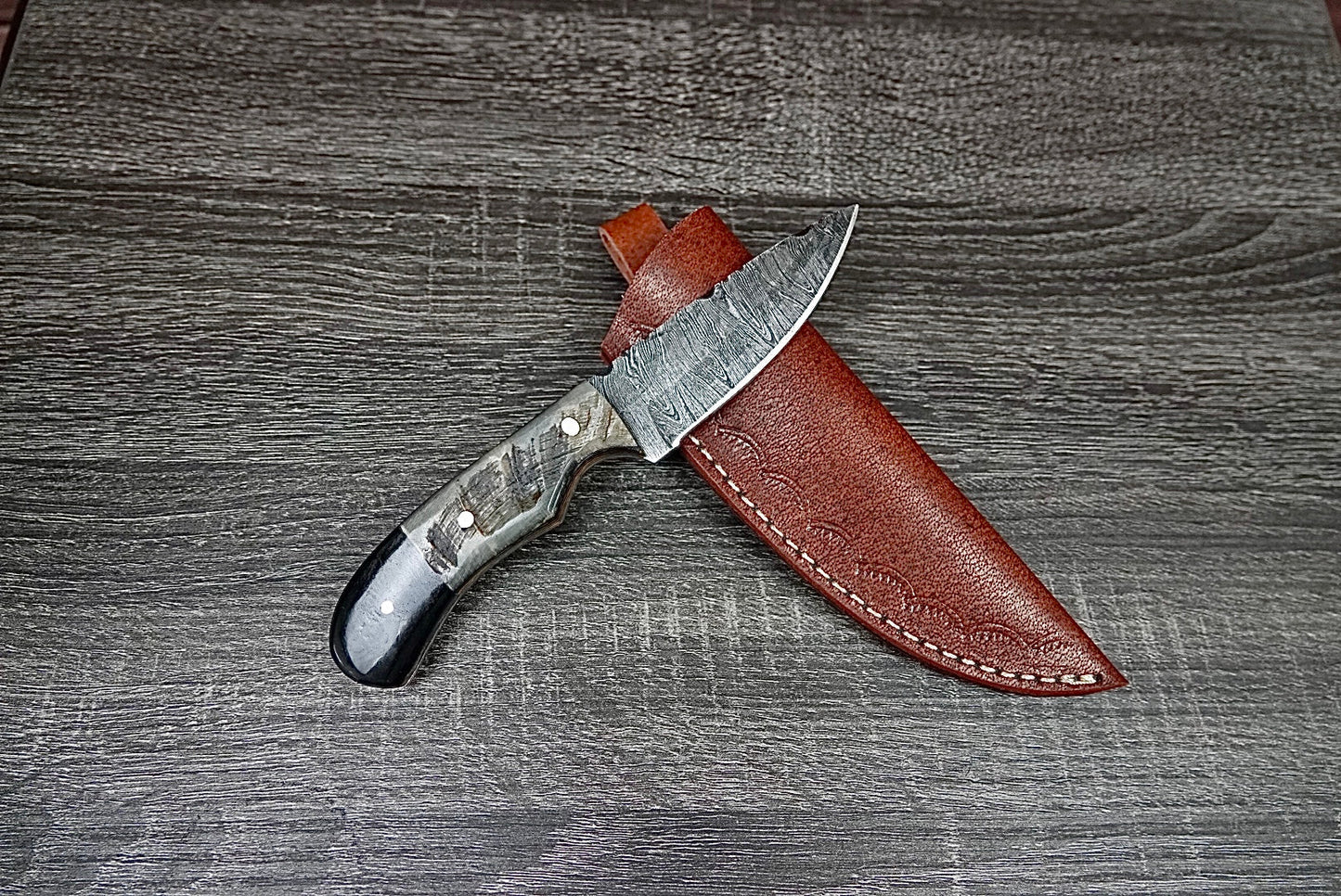 Handmade Damascus Steel Hunting Survival EDC knife Horn Handle, Leather Sheath