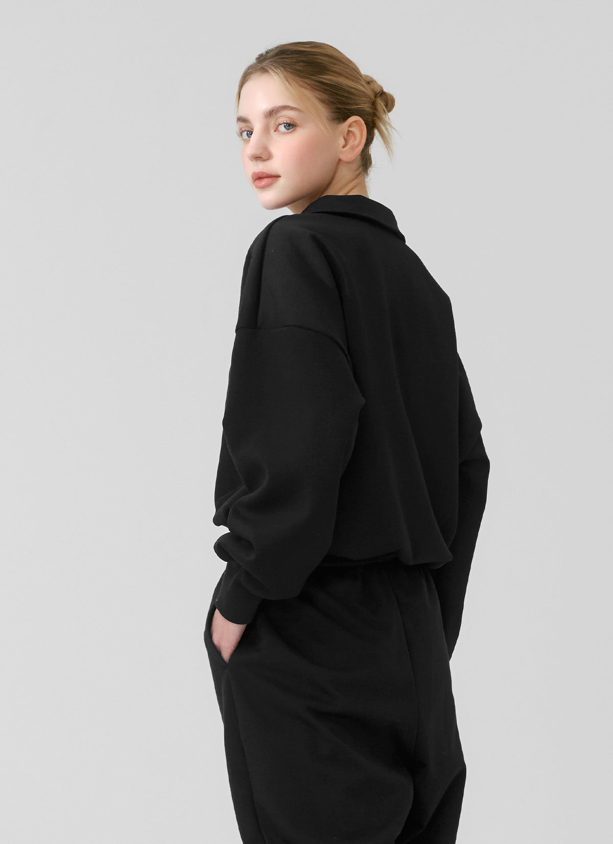 Mild Logo Collar Crop Sweatshirt