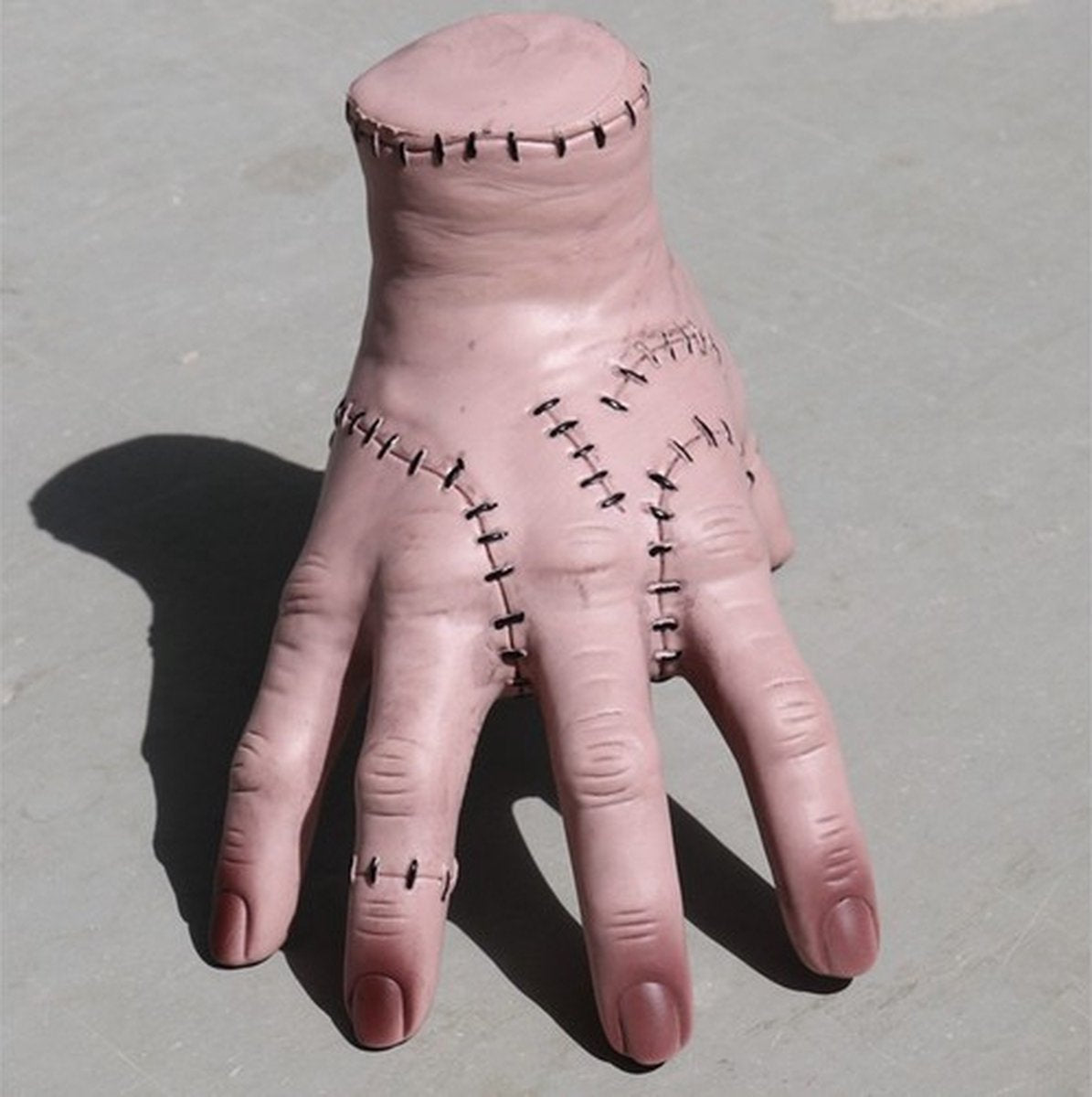 Afgehakte griezelhand met hechtingen | Adams Family