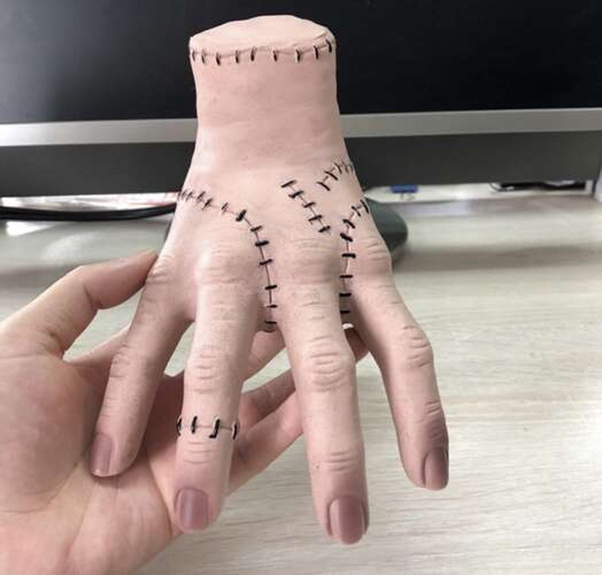 Afgehakte griezelhand met hechtingen | Adams Family