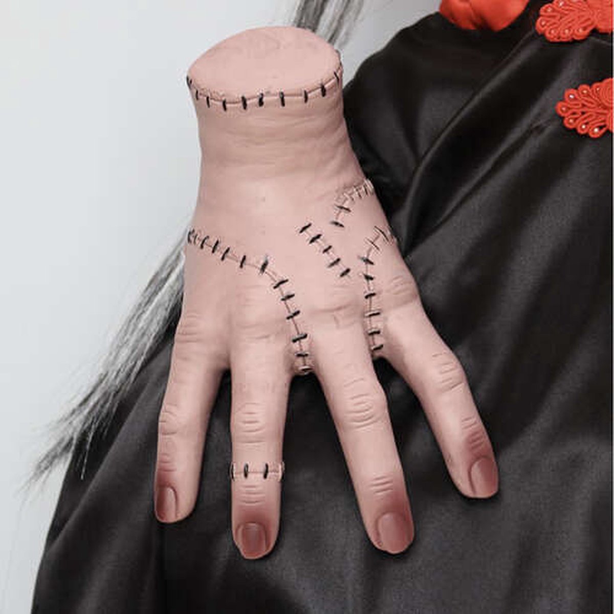 Afgehakte griezelhand met hechtingen | Adams Family