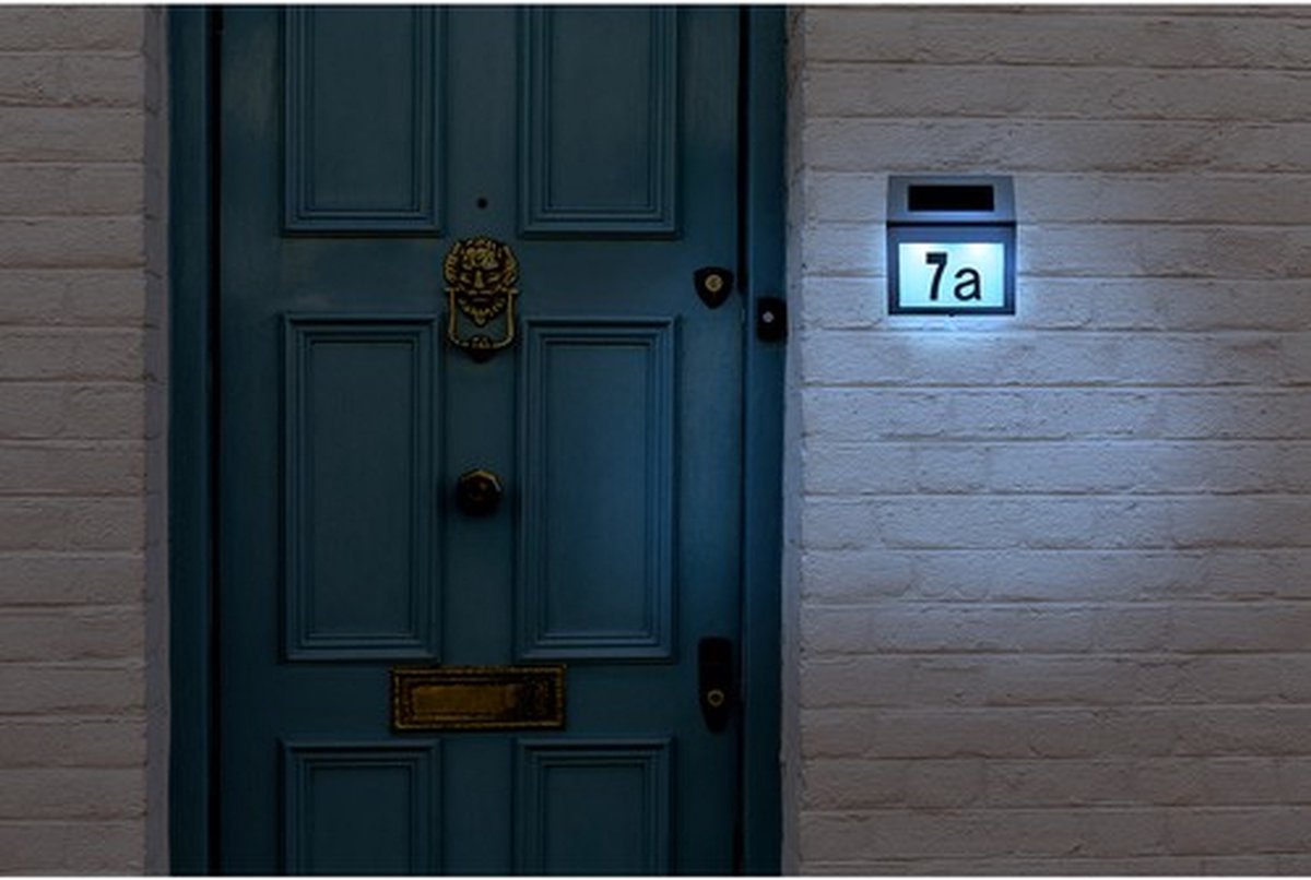 Izoxis Zilver huisnummer met schemersensor en zonnepaneel