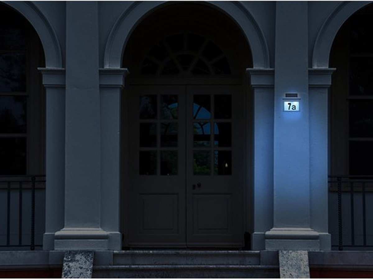 Izoxis Zilver huisnummer met schemersensor en zonnepaneel