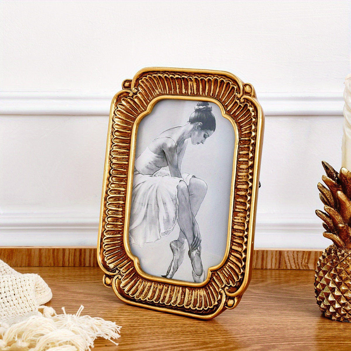 Vintage Golden-Tone Floral Pattern Photo Frame - CPL2