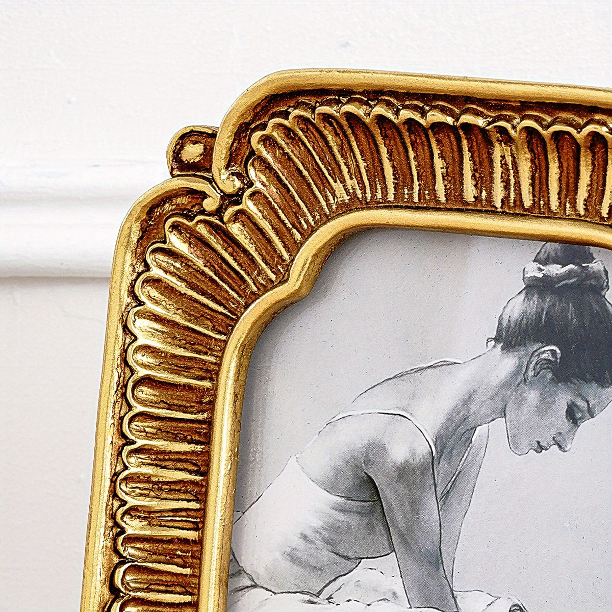 Vintage Golden-Tone Floral Pattern Photo Frame - CPL2