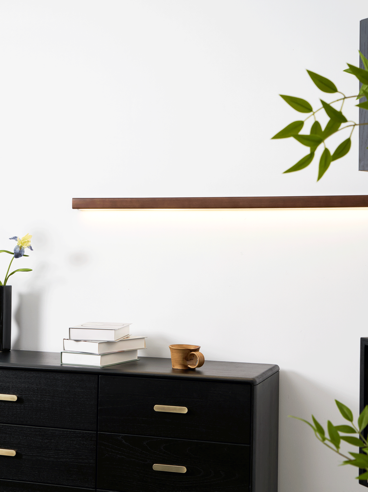 Minimalist Linear Wood Wall Light With Soft Downlight