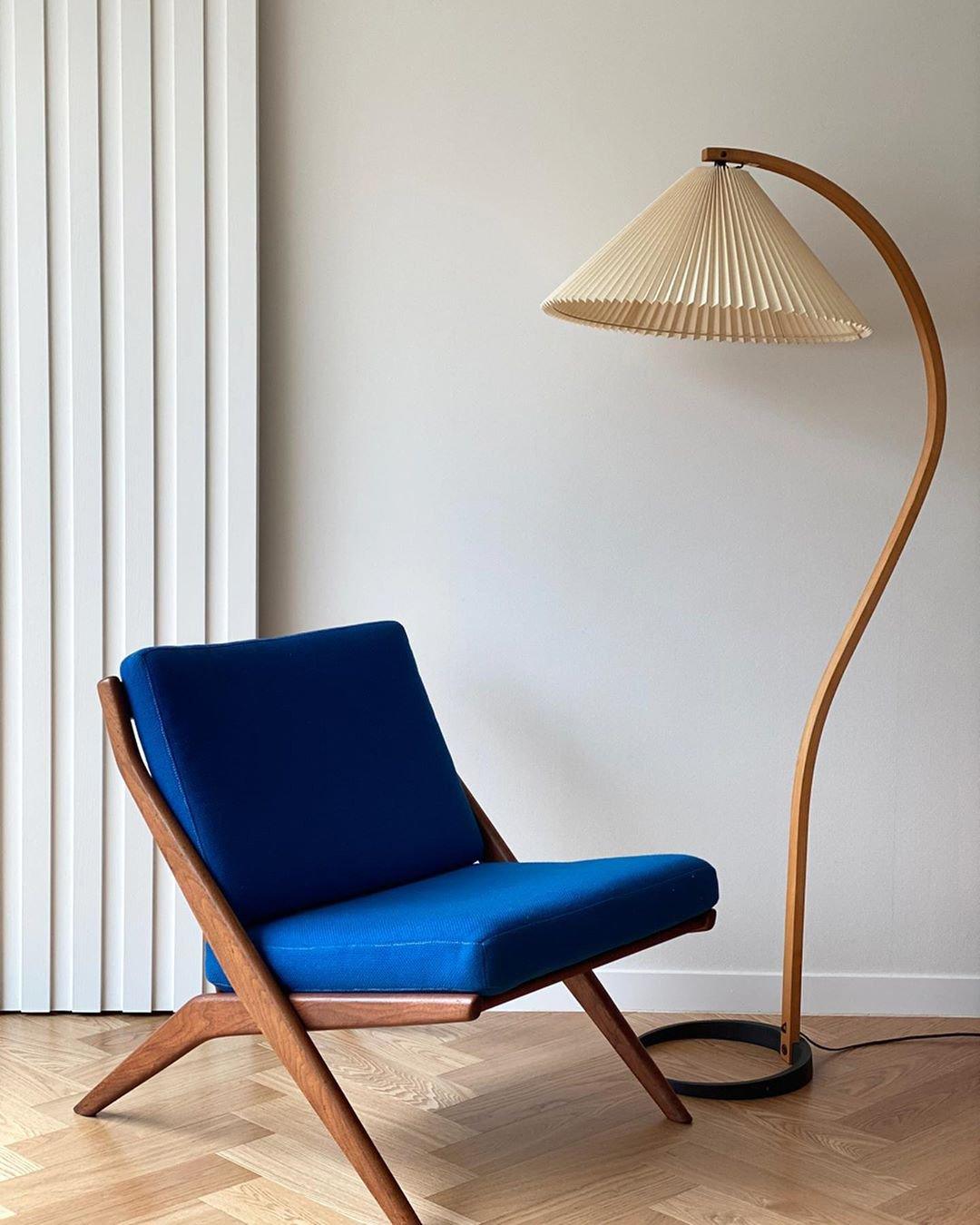Curved Wooden Floor Lamp With Pleated Shade