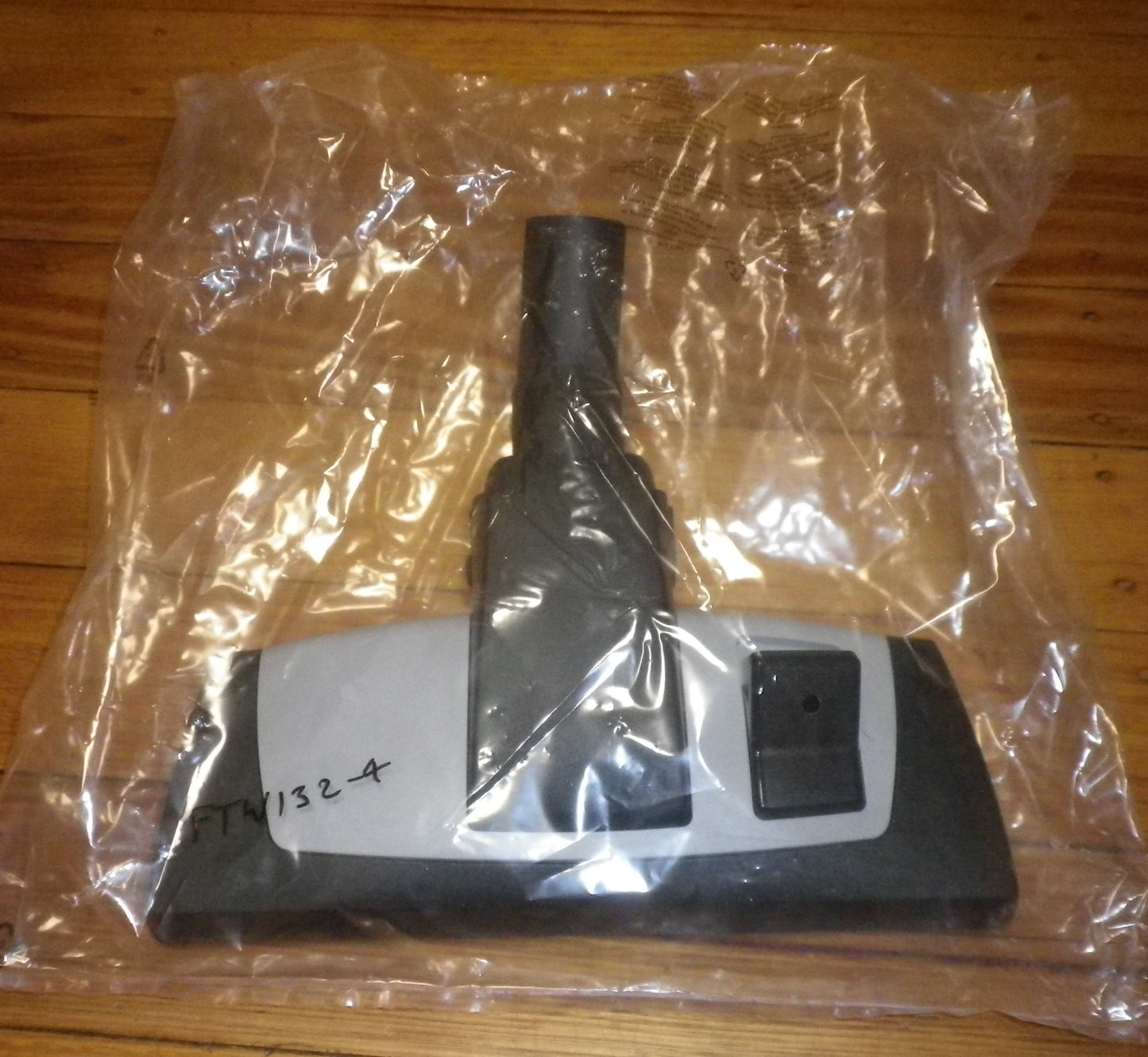 Wessel Werk Quality 32mm Combination Vacuum Floor Tool w Wheel - Part # FTW132-4