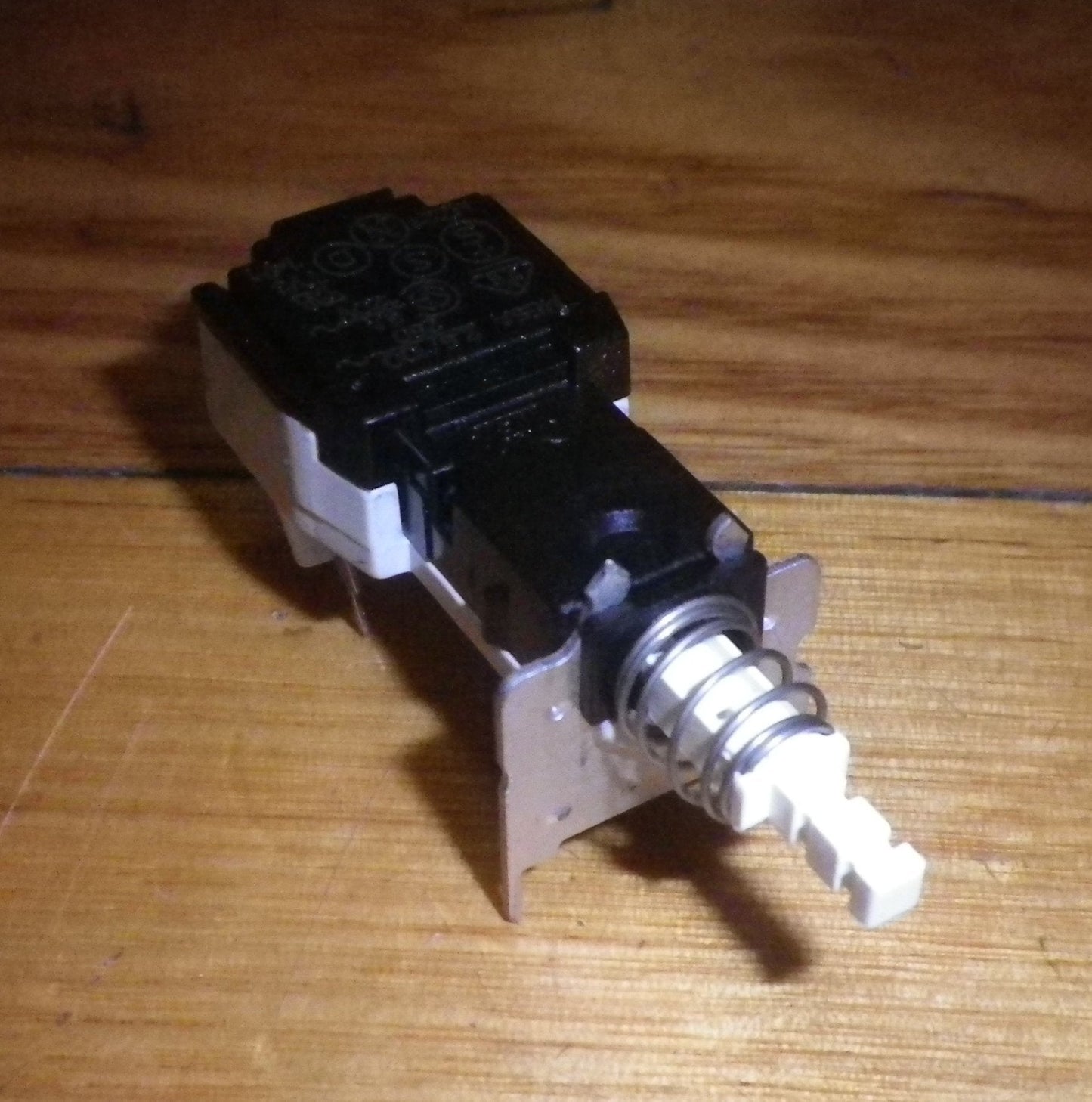Konig Television Pushbutton On/Off Switch with Remote Contacts - Part # SWP532