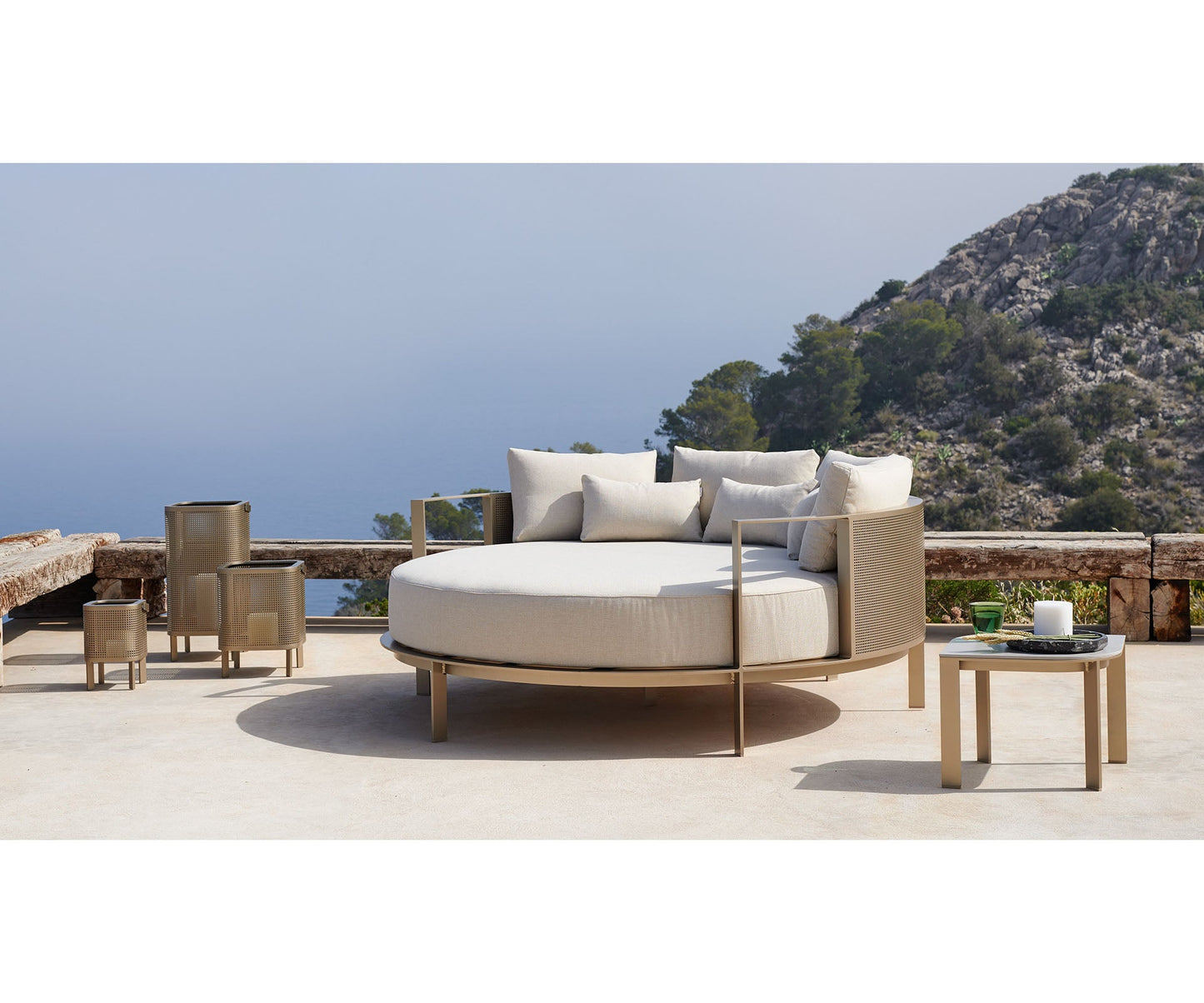 Solanas Round Chill Bed