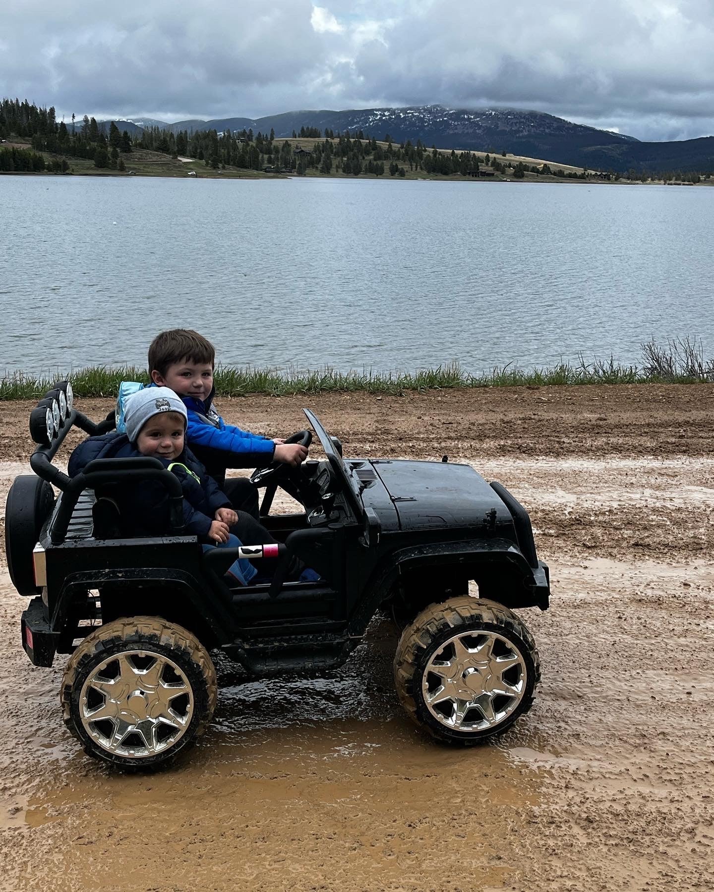 Magic Cars 24 Volt 2 Seater 4x4 Electric Ride On Jeep Style Rubber Tires Fully Loaded Truck UTV ATV For Kids Wireless Parental Control